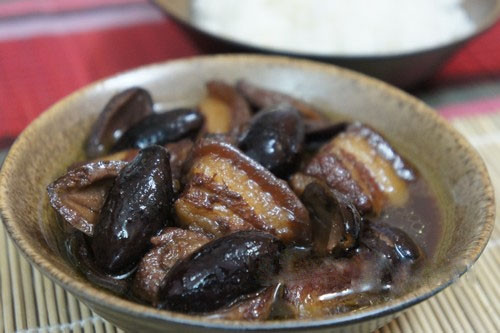 Bước 4: Tiếp theo, bạn trút nước hàng vào nồi thịt và trám. Lưu ý nước hàng phải ngập săm sắp bề mặt nguyên liệu. Đậy vung om nhỏ lửa đến khi nước cạn, hơi sánh lại, thịt ba chỉ chín mềm. Trong quá trình om bạn không cần đảo để tránh trám bị nát nhé.