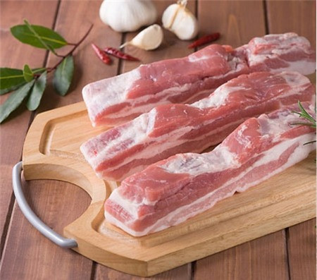 Nguyên liệu để làm món trám đen kho thịt ba chỉ gồm có: 300gr thịt ba chỉ, 200gr trám đen, 2 thìa canh đường hoa mai, gia vị.