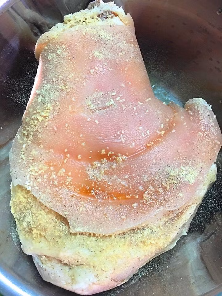 Rửa sạch chân giò để ráo. Ướp chân giò chút mắm, hạt tiêu, bột nêm trong 30p cho ngấm.