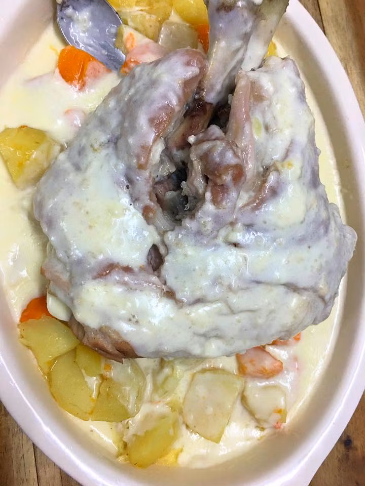 Làm nóng chảo, cho bơ vào tan chảy thêm chút bột mỳ vào xào, thêm chút nước hầm chân giò, thêm thìa cà phê bột nêm, sữa tươi, kem tươi (whipping cream) đun cho sánh lại tắt bếp.