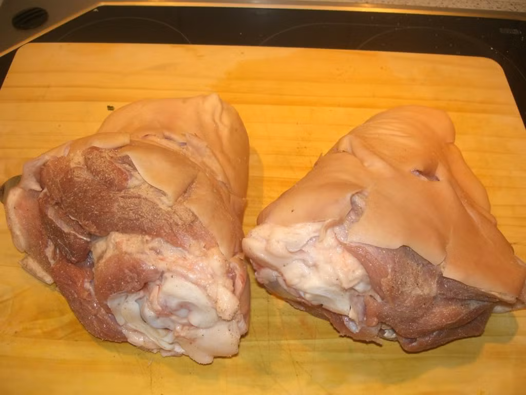 Nguyên liệu cho món chân giò hầm kiểu Đức gồm: Chân giò: 1 cái; khoai tây, cà rốt, hành tây; Tỏi tây, lá nguyệt quế, tỏi; Nước ninh xương: 250ml; Rượu vang: 50ml (không nhất thiết phải có); Bơ, bột mì, kem tươi, sữa tươi; Gia vị: Bột nêm, hạt tiêu.