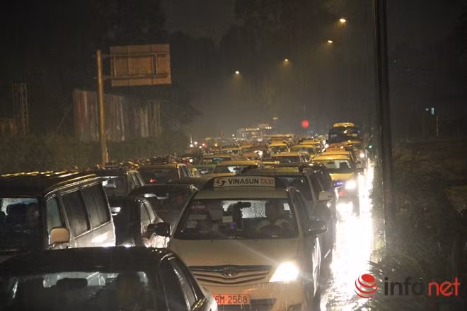 Cả ngàn chiếc xe máy, ô tô chết đứng dưới mưa trên đường Hồng Hà.
