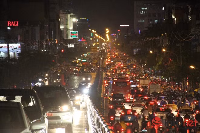 Tương tự tại công viên Hoàng Văn Thụ (Q. Tân Bình tình trạng các xe di chuyển vô cùng khó khăn, xếp hàng dài nhiều km. Cụ thể, trên cầu Lăng Cha Cả hướng về Cộng Hòa và Lăng Cha Cả hướng về Phan Đăng Lưu.