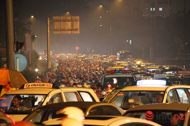 Bắt đầu từ 17h ngày 7/10, mưa xối xả tại các quận như Tân Bình, Thủ Đức, Bình Thạnh… đã khiến một số tuyến đường ùn ứ nghiêm trọng. Riêng khu vực cửa ngõ sân bay Tân Sơn Nhất bắt đầu ùn ứ từ khoảng 17h 30' và kéo dài hàng chục phút. Các tuyến đường như Cộng Hòa, Hoàng Văn Thụ, Hồng Hà… hàng ngàn phương tiện di chuyển khó khăn. Trong ảnh là đường Hồng Hà.