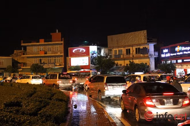 Tắc đường bắt đầu từ vòng xoay Nguyễn Thái Sơn (Q. Gò Vấp) tới đường Hồng Hà hướng thẳng tới sân bay.