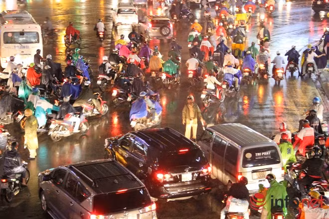 Cảnh sát giao thông phân luồng tại khu vực cầu vượt Lăng Cha Cả