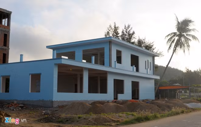 Một công trình dịch vụ du lịch đang xây dựng dở dang ở bờ kè phía Đông Nam huyện đảo Lý Sơn.