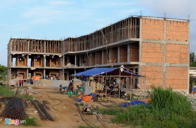 Lãnh đạo phòng Tài nguyên - Môi trường huyện đảo Lý Sơn lập biên bản xử phạt chủ đầu tư khu phức hợp dịch vụ nhà hàng, khách sạn Sài Gòn- Lý Sơn 30 triệu đồng vì công trình chưa có giấy phép xây dựng. Sau đó, doanh nghiệp vẫn tiếp tục thi công thì bị cơ quan chức năng địa phương này lập biên bản đình chỉ xây dựng.