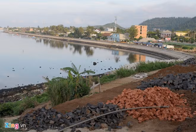 Người dân tự ý san lấp và chiếm dụng làm hàng quán, nhà ở dọc theo tuyến đường bờ kè cơ động quanh đảo Lý Sơn.