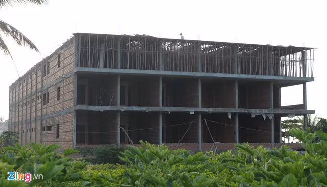 Lãnh đạo huyện Lý Sơn thừa nhận công tác quản lý xây dựng còn lỏng lẻo. Chẳng hạn như việc xây nhà trái phép trên đỉnh Liêm Tự (chùa Đục) ở thôn Tây, xã An Vĩnh đến tầng 2 thì xã mới phát hiện; hay khu phức hợp Sài Gòn- Lý Sơn dù chưa có giấy phép nhưng đến nay đã xây đến tầng 3.