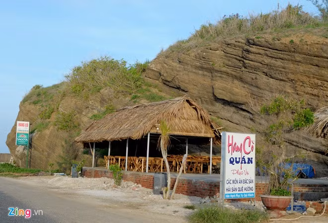 Thắng cảnh hang Cò - một trong những di tích núi lửa có niên đại hàng triệu năm - bị người dân lấn chiếm làm lều quán ở huyện đảo Lý Sơn. Tiến sĩ Nguyễn Đăng Vũ, Giám đốc Sở Văn hóa thể thao và Du lịch Quảng Ngãi, cho rằng thực tế huyện đảo hiện có bốn khách sạn, hơn 30 nhà nghỉ và hàng chục hộ dân làm homestay phục vụ khách du lịch. Do vậy, thời gian tới, tỉnh không nên cho xây thêm bất cứ khách sạn nào trên đảo Lớn lẫn đảo Bé Lý Sơn.