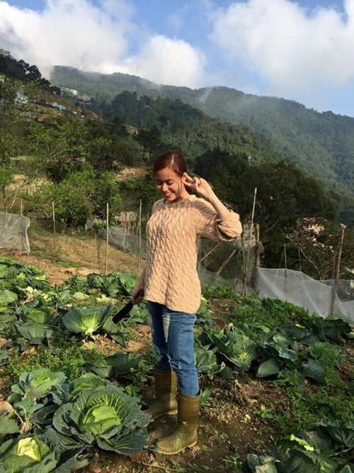 Cô ca sĩ Bánh trôi nước - Hoàng Thùy Linh sinh ra và lớn lên ở Hà Nội, quê gốc ở Tam Đảo, Vĩnh Phúc. Mặc dù công việc khá bận rộn nhưng cô vẫn dành thời gian về thăm quê nội.