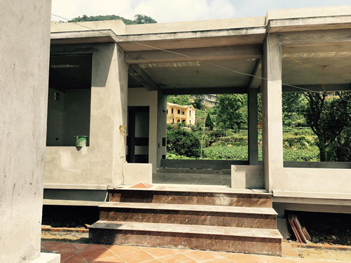 Mới đây, Hoàng Thùy Linh đã tung lên những bức ảnh đầu tiên về căn biệt thự sắp sửa hoàn thành ở Tam Đảo và tự hào khoe rằng: "Mình Papa thiết kế và làm kết cấu. Mami thì lo lắng quán xuyến tất cả. Thế nên mình có vất vả một chút cũng thấy xứng đáng! Tự hào vì làm Con của Bố Mẹ!!!"