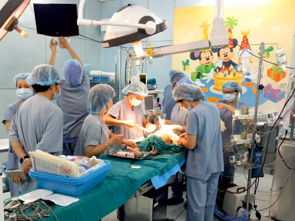 Ê kíp phẫu thuật gồm các y, bác sĩ của bệnh viện Nhi đồng 2. Phụ trách chính ca phẫu thuật là ThS.BS. Phạm Ngọc Thạch – Phó Giám đốc bệnh viện; Cố vấn chuyên môn: GS.TS.BS. Trần Đông A; Phẫu thuật viên chính: ThS.BS. Trần Thanh Trí.