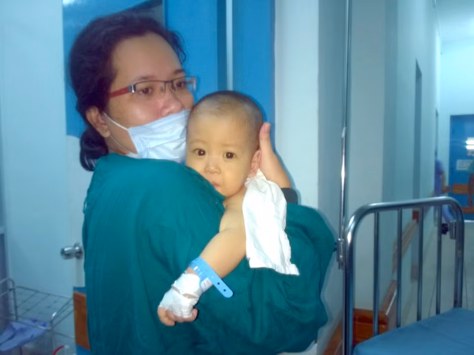 Theo đó, Bé Trí Hào được các bác sĩ chẩn đoán bị xơ gan do teo đường mật bẩm sinh. Dù đã được phẫu thuật Kasai để dẫn lưu đường mật tạm thời nhưng tình trạng sức khỏe của em vẫn kém ổn định, bệnh xơ gan vẫn tiến triển, cộng thêm những biến chứng của viêm đường mật khiến bé phải nằm viện cấp cứu. Ghép gan là cách duy nhất để cứu sống bé.