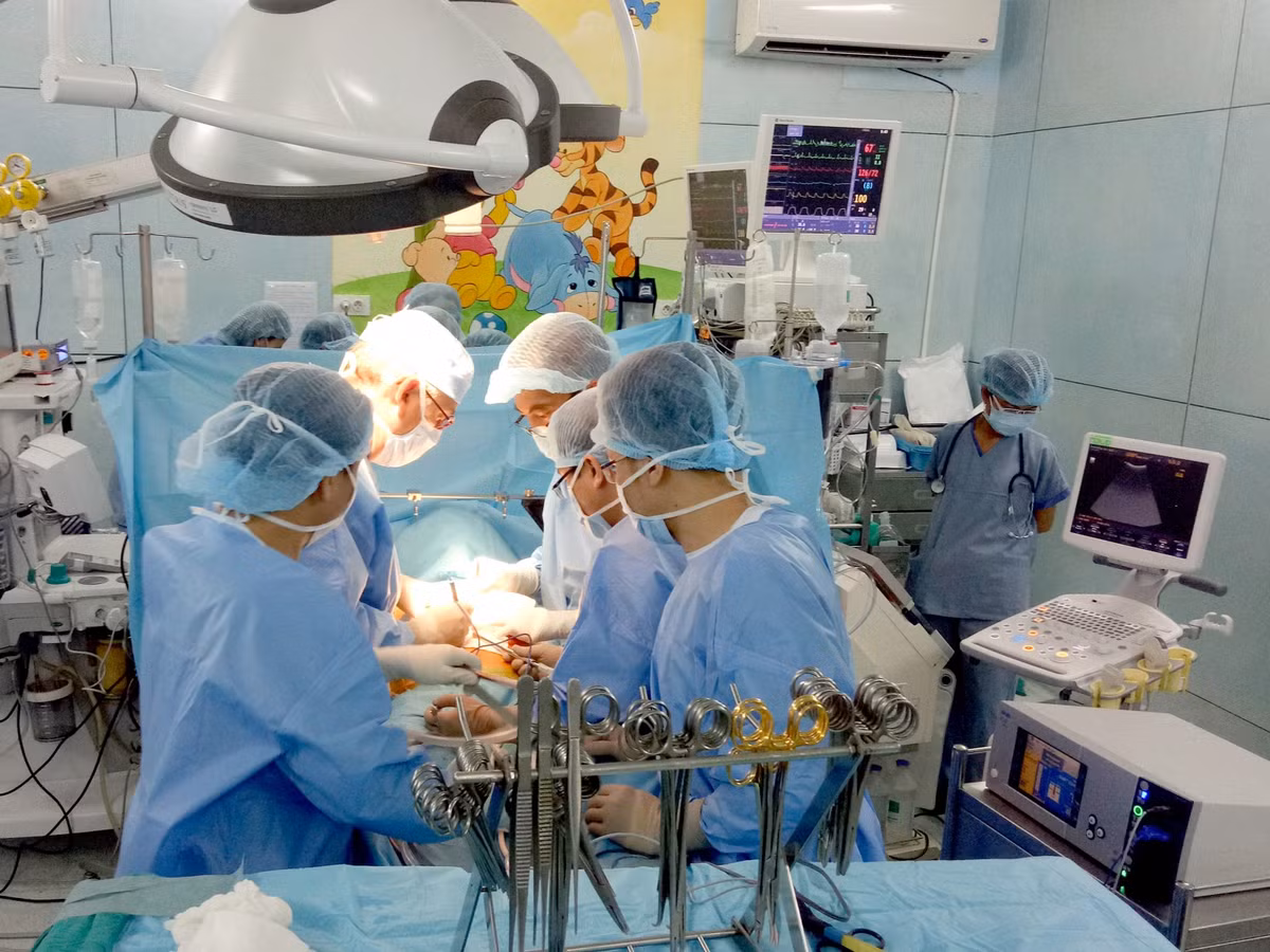 Trong một tuần tới, bệnh nhi sẽ được theo dõi sát sao nhằm phát hiện sớm hiện trạng thải ghép gan cũng như nguy cơ nhiễm trùng sau phẫu thuật.