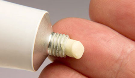 Bôi mỡ corticoid (4-6 lần một ngày). Ảnh: Sức Khỏe Đời sống