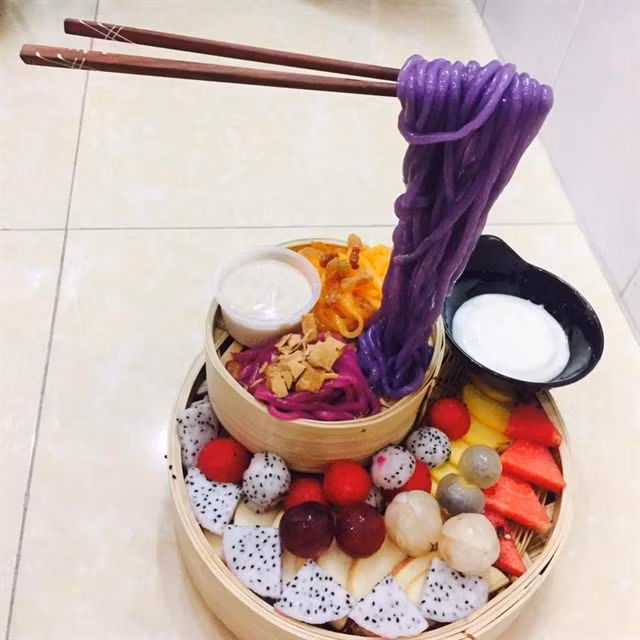 Món mì bay ảo diệu với những sợi mì lơ lửng giữa không trung, nhanh chóng thu hút sự chú ý của rất nhiều bạn trẻ . Ảnh: Địa điểm ăn uống