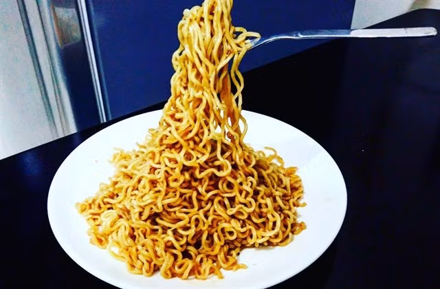 Món mì bay này có xuất xứ từ Singapore, món ăn này đã nhanh chóng du nhập vào Thành phố Hồ Chí Minh, Việt Nam. Hiện nay, bạn cũng có thể thưởng thức món ăn này ở Tạ Hiện, Hà Nội với giá từ 40.000 đến 60.000 đồng/bát. Ảnh: Địa điểm ăn uống