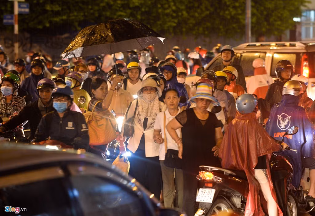 Người đi bộ chen chân qua dòng xe kẹt cứng tại ngã tư Cách Mạng Tháng Tám - Nguyễn Thị Minh Khai (quận 3).