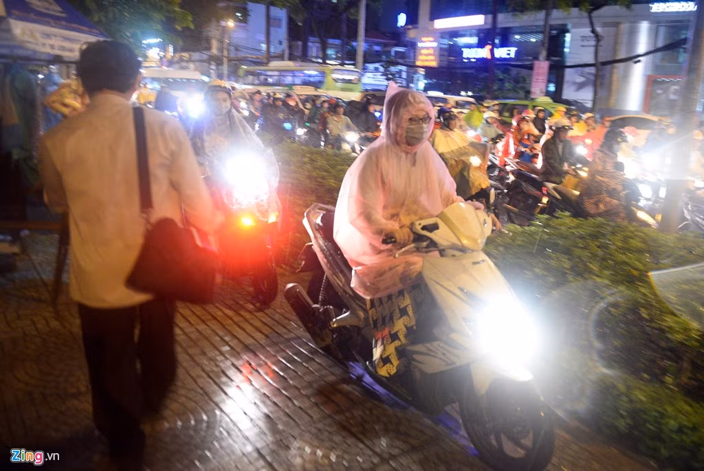 Nhiều xe máy leo lề tìm chỗ trống lao về phía trước.