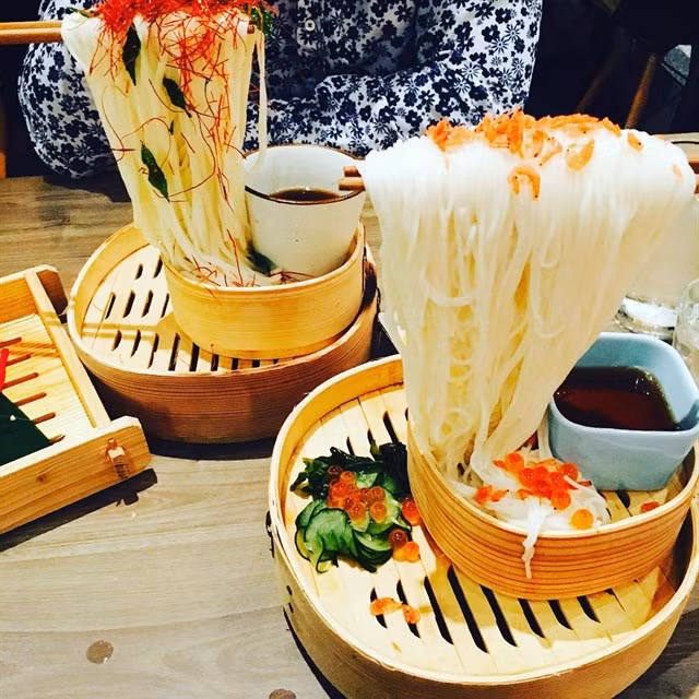 Nguyên liệu chính của món mì bay là những sợi mì tươi của Nhật Bản. Song bằng sự phá cách tuyệt vời của người chủ cửa hàng và đội ngũ nhân viên, các thực khách tại nhà hàng đã có những trải nghiệm ẩm thực hoàn toàn mới lạ. Ảnh: Foody