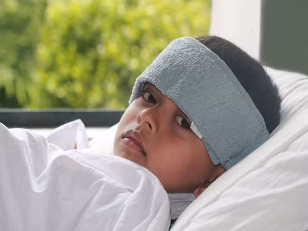 Khi phát hiện những triệu chứng lâm sàng như sốt cao đột ngột 38-39oC, có các nốt xuất huyết dưới da, nhất là ở phần đùi và cẳng tay; người mệt mỏi, rét run từng cơn, niêm mạc mắt đỏ, kết mạc sung huyết, một số trường hợp bệnh nhân bị đau cơ, khớp... nhưng kết quả thử nghiệm âm tính với virus sốt xuất huyết Dengue; nên nghĩ đến bệnh sốt do virus Chikungunya vì bệnh này có biểu hiện lâm sàng gần giống với bệnh sốt xuất huyết.