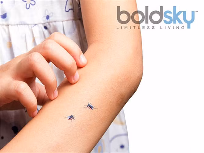 Bôi hoặc xịt thuốc chống muỗi trên vùng da hở. Các loại thuốc hiệu quả và có tác dụng lâu nhất được ưa dùng thường chứa DEET, picaridin, IR3535, tinh dầu bạch đàn chanh (khuynh diệp chanh) hay paramenthane-diol (PMD).