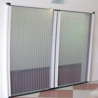 Hãy chắc chắn là nơi ở của bạn có lưới chắn muỗi đóng khít trên cửa sổ và cửa ra vào. Hãy ngủ trong màn được tẩm thuốc chống muỗi vào buổi tối và sử dụng màn để bảo vệ trẻ em, người cao tuổi nếu ngủ ban ngày.