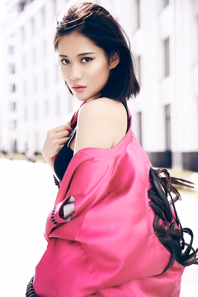 Ngay từ khi khởi nghiệp, bạn gái Tiến Đạt đã ghi điểm nhờ vẻ ngoài thanh tú. Cô còn tạo ra màu sắc khác khi tham gia cùng nhóm hài của Phở đặc biệt. Trà My có thể nói 4 ngoại ngữ: tiếng Nga, Anh, Tây Ban Nha và Hàn Quốc.