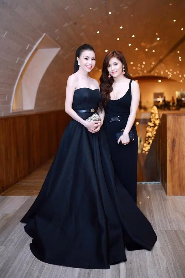 Người đẹp 26 tuổi tạo dáng bên Trà Ngọc Hằng.