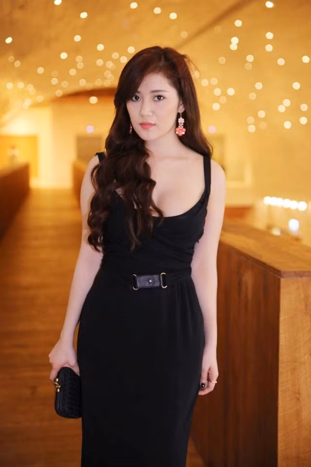 Cô còn là gương mặt quen thuộc tại nhiều sự kiện. Milan Phạm chuộng phong cách gợi cảm mỗi lần dự tiệc.