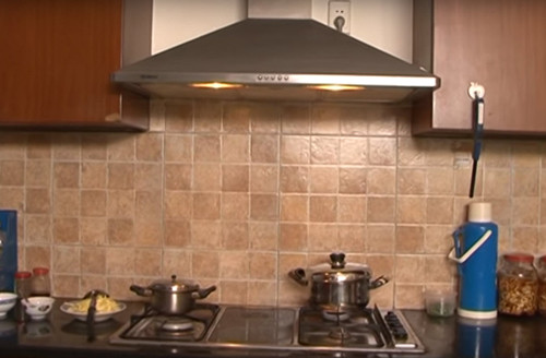 Từ phòng khách nhìn thẳng vào là căn bếp mà “anh hai” khoe rằng vô cùng hiện đại và rộng rãi. Anh Hai cho biết sau mỗi chuyến đi diễn xa, anh chỉ muốn trở về nhà và ăn những món do mẹ nấu nên phòng bếp cũng là nơi vô cùng quan trọng đối với anh (Lam Trường đặc biệt yêu thích đồ ăn mẹ nấu).