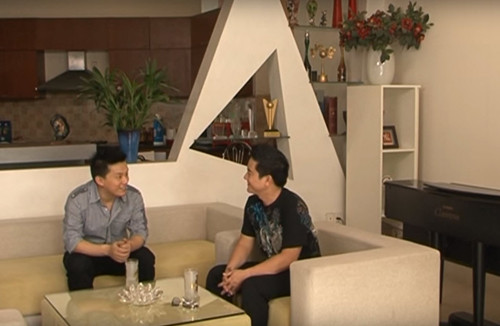 Vừa bước vào căn nhà của Lam Trường, chúng ta có thể thấy ngay một căn phòng khách “rộng rãi hơn hẳn những ngôi nhà cùng khu phố” (theo lời nghệ sĩ Anh Vũ) với gam màu trắng sáng và nội thất trang trí độc đáo như chiếc tủ rượu hình tam giác hay bộ sofa đơn giản cùng chiếc piano nằm gọn tại một góc phòng – một phong cách rất hiện đại. Lam Trường chia sẻ rằng anh muốn có một phòng khách rộng để thoải mái tiếp những vị khách của mình.