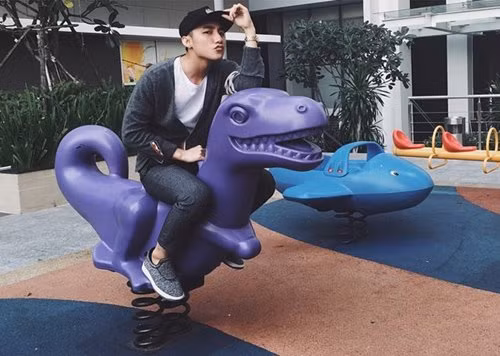 Sơn Tùng “nhí nhố” đùa nghịch dưới sân chơi dành cho… trẻ con.