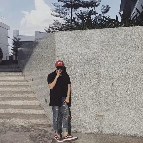 Có vẻ như khung cảnh tại địa điểm “chốn đi về” rất được lòng Sơn Tùng cho việc chụp ảnh hoặc “hẹn hò”.