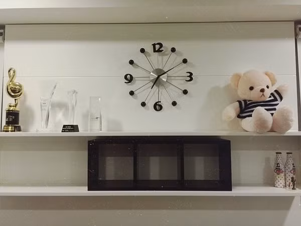 Giá đặt những chiếc cúp và phần thưởng mà nam ca sĩ đạt được trong quá trình hoạt động nghệ thuật.