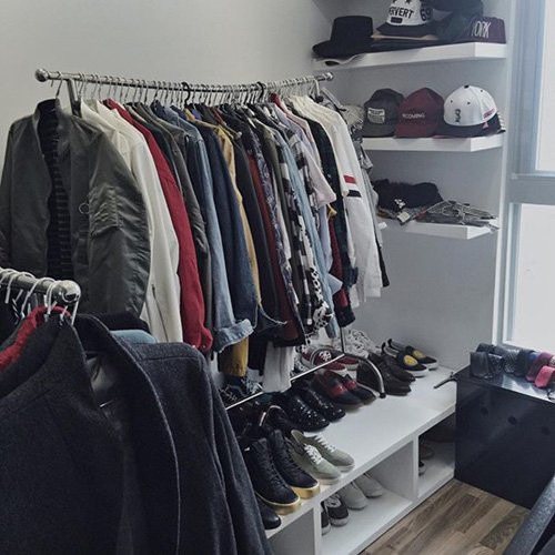 Góc riêng để chật kín quần áo, mũ nón, giày dép của Sơn Tùng M-TP.