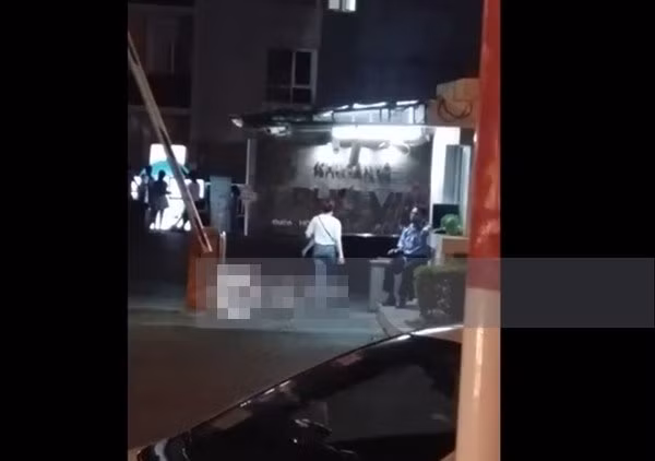 … ngay cả khi trời tối cặp đôi xuất hiện tại hầm gửi xe của khu căn hộ.