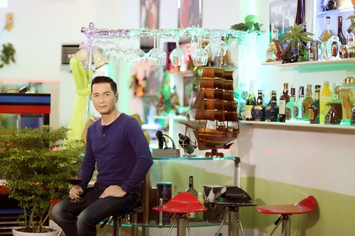  Nguyễn Hưng chia sẻ anh vốn không hay la cà, tụ tập ở quán xá mà thích dành thời gian cho gia đình sau mỗi đêm diễn. Anh thích được chăm sóc hoa cảnh, ngắm đàn cá trong bể, chơi cùng cún cưng và nghe chim hót là niềm vui của cả hai vợ chồng Nguyễn Hưng.