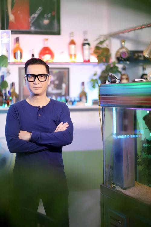 Nguyễn Hưng có sở thích nuôi cá, anh chăm sóc 4 hồ cá trong nhà.