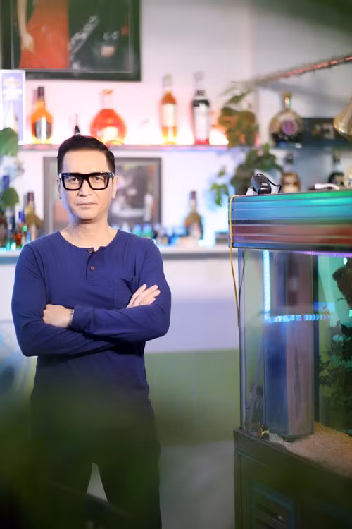 Nguyễn Hưng có sở thích nuôi cá, anh chăm sóc 4 hồ cá trong nhà.