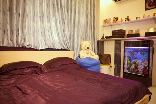 Phòng ngủ đơn giản của vợ chồng ca sĩ Nguyễn Hưng - Thục Hiền. Nhiều quà tặng của khán giả được anh trân trọng cất giữ và trưng bày ngay trong không gian riêng tư này.