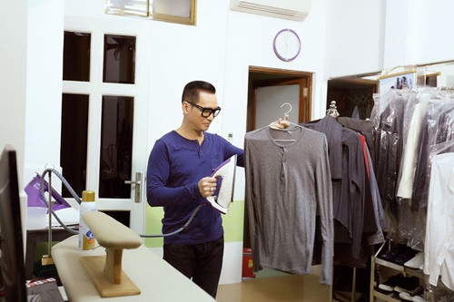 Làm việc trong lĩnh vực nghệ thuật, trang phục là một trong những yếu tố được Nguyễn Hưng chăm chút và cất công sưu tầm.