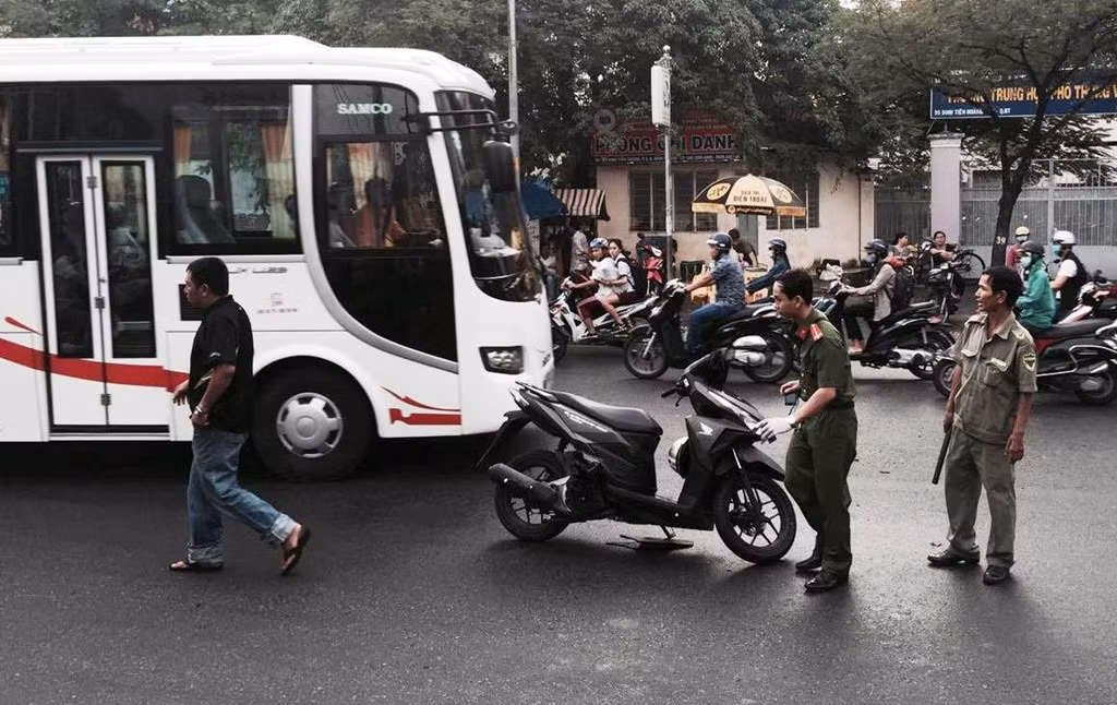 Thanh nien bi chem gan lia tay khi dang chay xe o Sai Gon