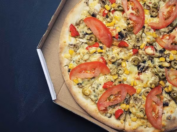 Hộp đựng pizza. Axít Perfluorooctanoic (PFOA) là một hóa chất được sử dụng trong chế biến để tạo ra Teflon. Nó cũng có thể được sử dụng trong các vỏ bao bì như hộp bánh pizza, vỏ đồ uống và giấy gói kẹo. Hóa chất này có liên quan tới tăng nguy cơ bị ung thư thận, ung thư tinh hoàn, bệnh tuyến giáp, thậm chí gây dị tật bẩm sinh. Ảnh: Boldsky