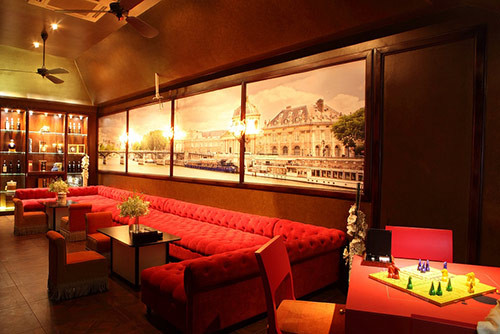 Điểm nổi bật của showroom Lý Nhã Kỳ là cô thiết kế thêm những căn phòng dành riêng cho khách VIP, ngoài ra còn có phòng hát karaoke, phòng hút thuốc... cô muốn đem lại cho khách hàng của mình sự thoải mái tuyệt đối khi đến với showroom.