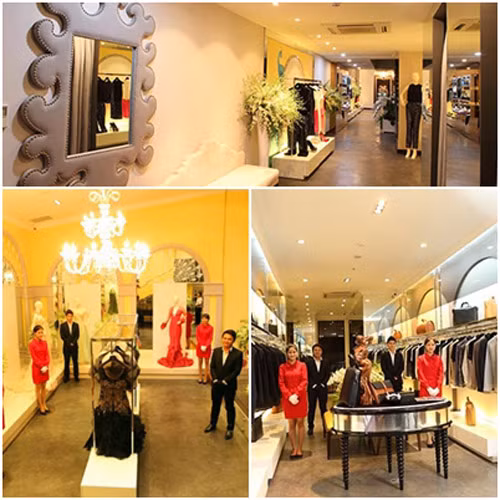 Đúng với phong cách thường thấy của cựu Đại sứ du lịch, showroom thời trang của Lý Nhã Kỳ khoác lên mình vẻ kiêu sa, lộng lẫy. Mọi thứ trở nên đẹp hoàn hảo, đầy sang trọng dưới ánh đèn vàng trầm ấm. Toàn bộ nội thất của showroom thời trang này đều được nhập khẩu từ nước ngoài. Để hiện thực hóa ý tưởng của mình, Lý Nhã Kỳ đã cùng các kiến trúc sư người Pháp chăm chút tỉ mỉ cho showroom trong suốt 3 tháng ròng. Không chỉ tập trung vào thời trang dành cho nữ giới, showroom mới này của Lý Nhã Kỳ có cả khu thời trang cao cấp dành cho nam giới.