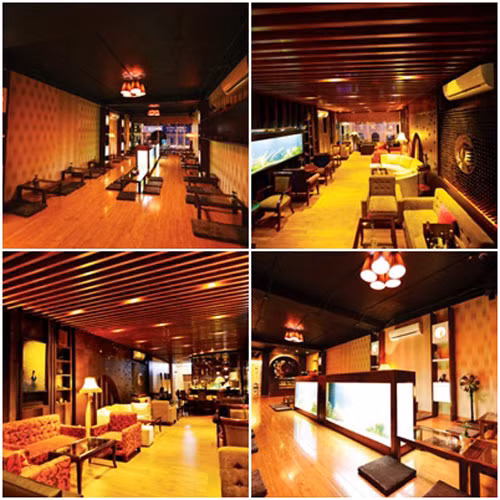 Không gian tiếp khách, trò chuyện cùng bạn bè của Mỹ Tâm mang hơi thở Châu Á hơn, trần nhà được ốp gỗ, ánh đèn vàng tạo cảm giác gần gũi, ấm cùng.