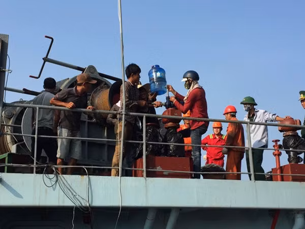 Các quan chức năng kiểm tra, tìm phương án giải cứu